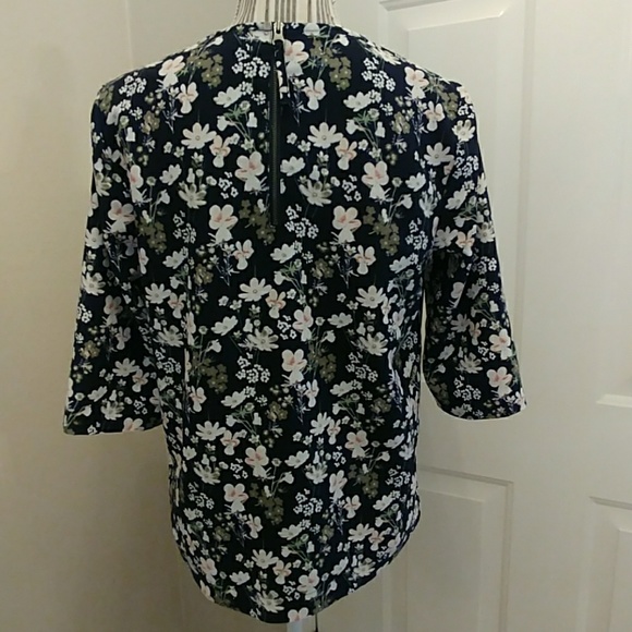DeCollection Floral Blouse - Picture 2 of 5